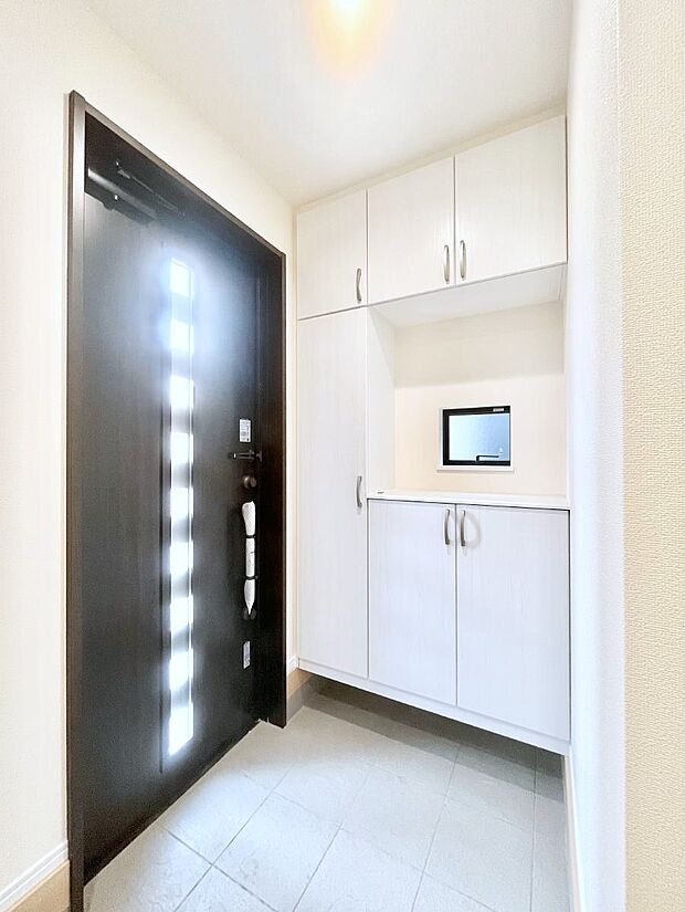 ガラススリットの入った玄関ドアが室内に光を届けてくれます  