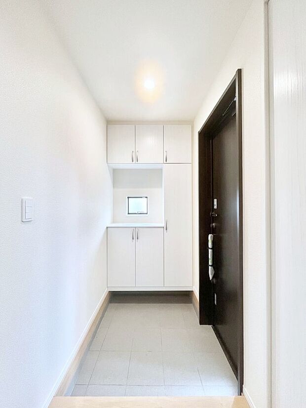 ◆A号棟◆〜Entrance〜 家の中でお客様を迎える最初の場所である玄関は、家の印象そのものです!豊富な玄関収納で、常に綺麗に保つことが出来ます♪玄関にはたっぷり収納の下駄箱を完備!