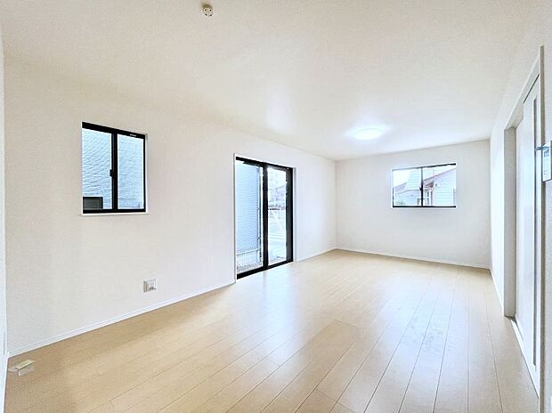 ◆A号棟◆〜Living〜 飽きの来ないシンプルでおしゃれなLDK。大きな窓から日差しが差し込むので室内も明るく、家族の憩いの場としてピッタリです。開放感と日当たりの良さを是非ご覧ください!