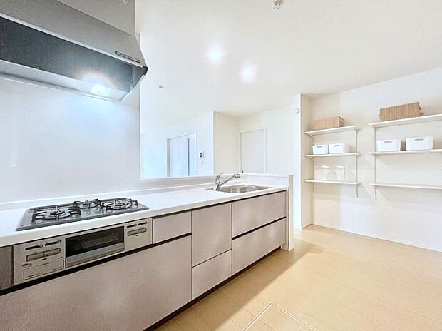 ◆A号棟◆〜Kitchen〜 「さぁ今日は何を作ろう」こんなキッチンなら思いっきり料理ができちゃいます。キッチンからはリビングが一望できます。家族がつながるお家がここにございます。