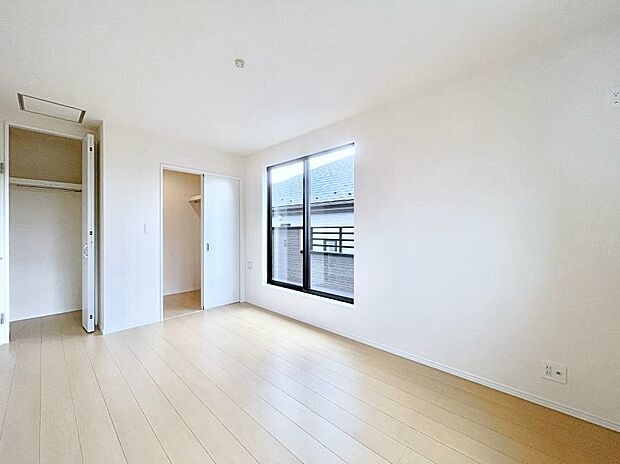 ◆A号棟◆〜Bed Room〜 「今日も一日お疲れ様」とご夫婦でゆったりくつろげる寝室。毎日の家事やお仕事に疲れた日はフカフカのベットで癒されてください。テレビや本棚をおいても快適な広さが自慢♪