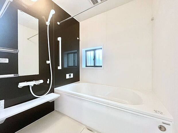 ◆A号棟◆〜Bath Room〜 窓付きのバスルームは、採光もあり明るく気持ちの良い空間です。窓があることで、換気環境も良好。ゆったり寛げるバスルームで、毎日のバスタイムが楽しみになりそうです。