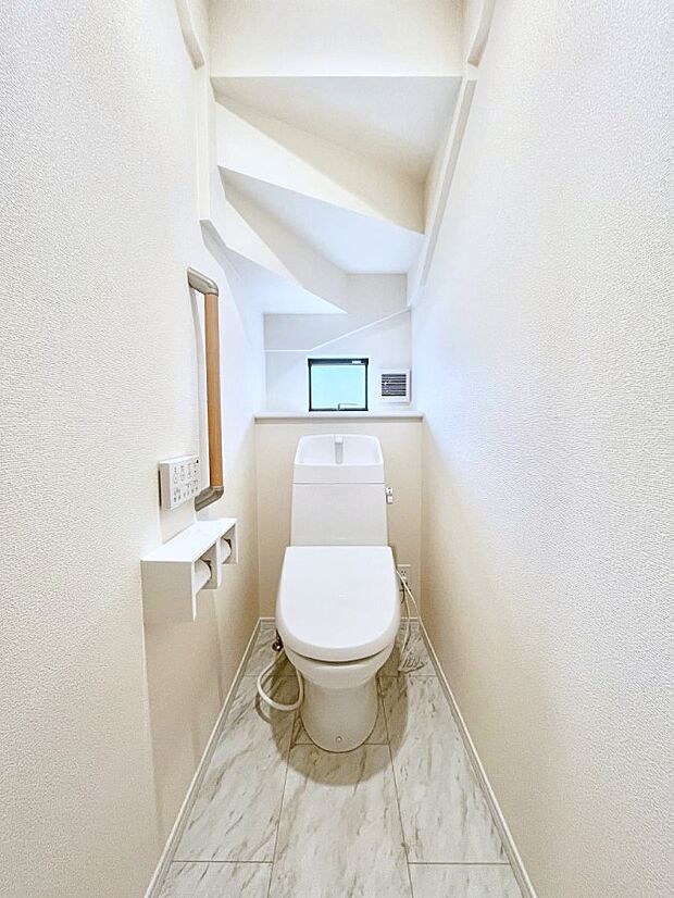 ◆A号棟◆〜Toilet〜 綺麗・スッキリ・快適なウォシュレット付トイレでくつろげる空間です。採光もあり明るく、快適空間となっております♪毎日使う場所だからこその配慮です!