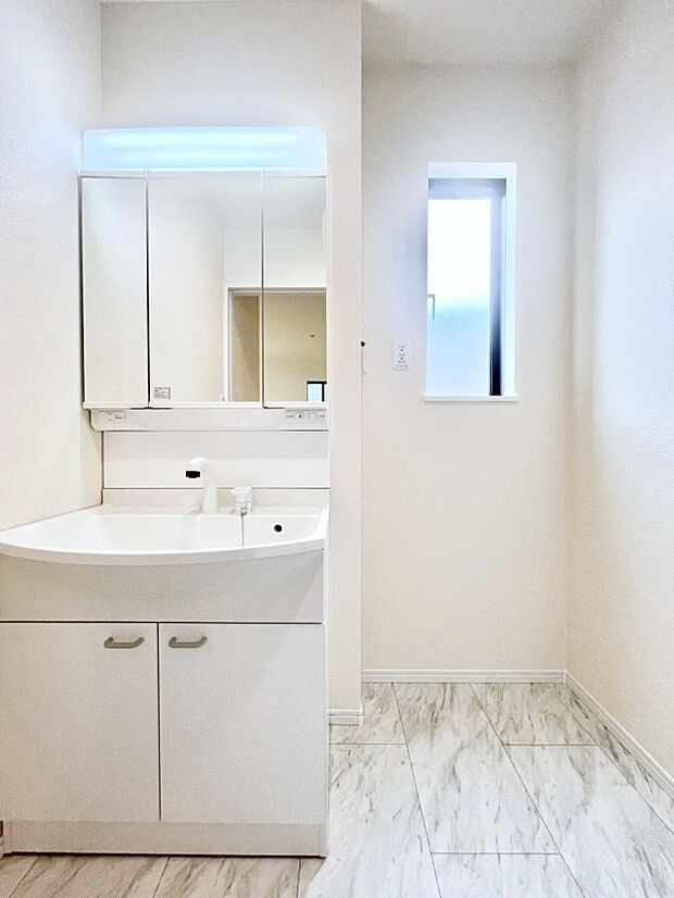 ◆A号棟◆〜Dressing Room〜 暗くなりがちな洗面所も窓があると採光と換気が可能なので気持ちよくお使い頂けます。三面鏡タイプの洗面台は鏡裏収納で散らかりがちな洗面所もスッキリ♪