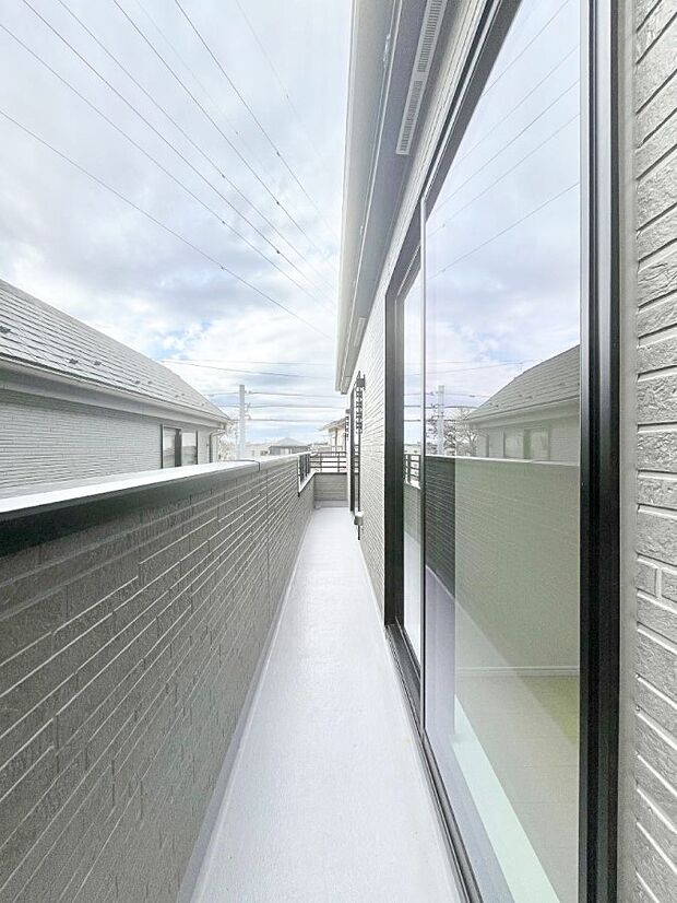 ◆A号棟◆〜Balcony〜 南側に設置された奥行きのあるワイドバルコニー。心地よい陽射しや暖かな風を楽しむことが出来ます。晴れた日にはたっぷりの洗濯物や布団を干せます!開放的なバルコニーです♪