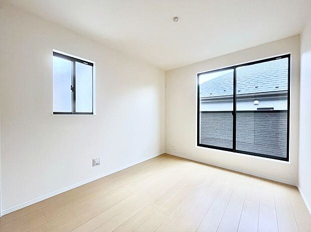 ◆A号棟◆〜Bed Room〜　2面採光を確保した明るい室内は、風通しも良く、大変居心地の良い空間となっております。爽やかな風を感じて起きる朝は、快適生活の始まりに！日当たりや通風がとても良い住まい♪