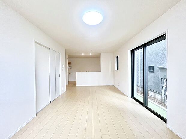 ◆A号棟◆〜Living〜 豊かな陽光がこの場所を照らしだす。光溢れるこの空間はみんなの笑顔が集う場所、時を忘れ、つきることのないたわいもない会話を楽しむ時間、たくさんの思いが綴られる場所。