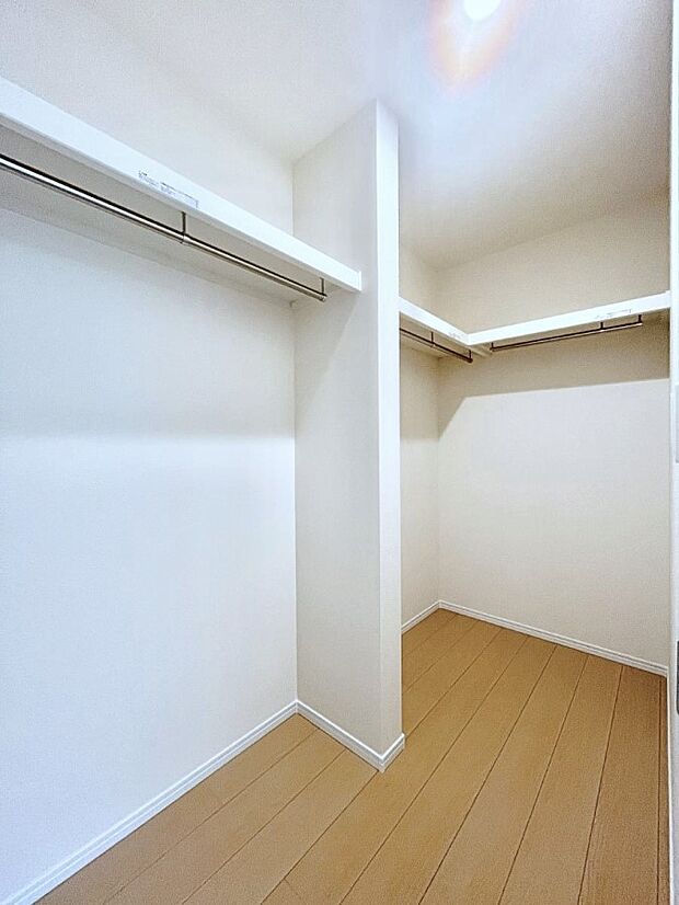 ◆A号棟◆〜Walk-in Closet〜 たくさんの洋服をかけてもシワになりにくいウォークインクローゼット。洋服以外にも、普段使わない家電やスーツケース、ストック品など何でも片付く嬉しい空間です。