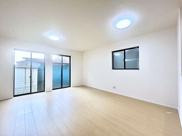 大きな窓からたっぷりの陽光と風を感じられるリビング