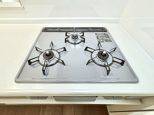 ガスコンロはＳｉセンサー搭載。火力調節や焦げ付き・消し忘れも防いでくれます。