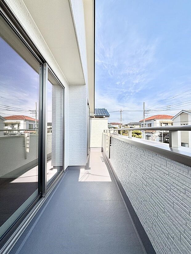 2部屋にまたがるバルコニー。晴れた日には洗濯物が気持ちよく干せそうですね。