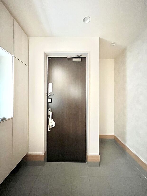 明るい玄関はお客様をお出迎えするのにぴったりです!