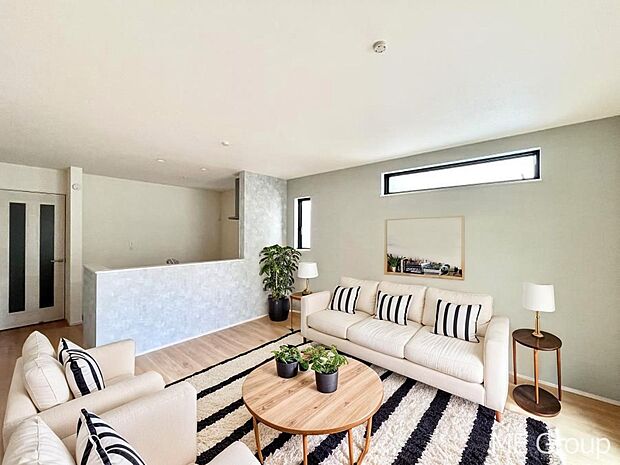 ご家族の賑やかな話し声で包まれる明るいリビング ※家具はCGです