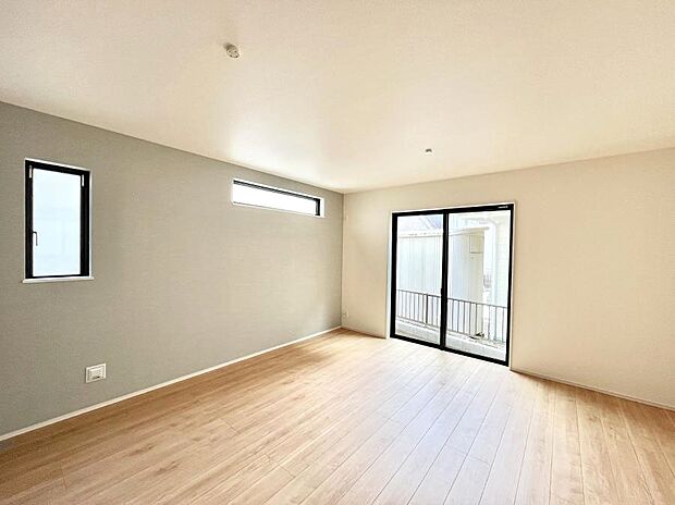 大きな窓からたっぷりの陽光と風を感じられるリビング