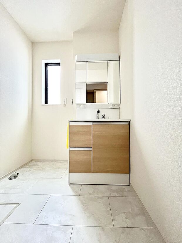 大きく見やすい三面鏡で清潔感ある洗面台は、身だしなみチェックや肌のお手入れにおすすめです。