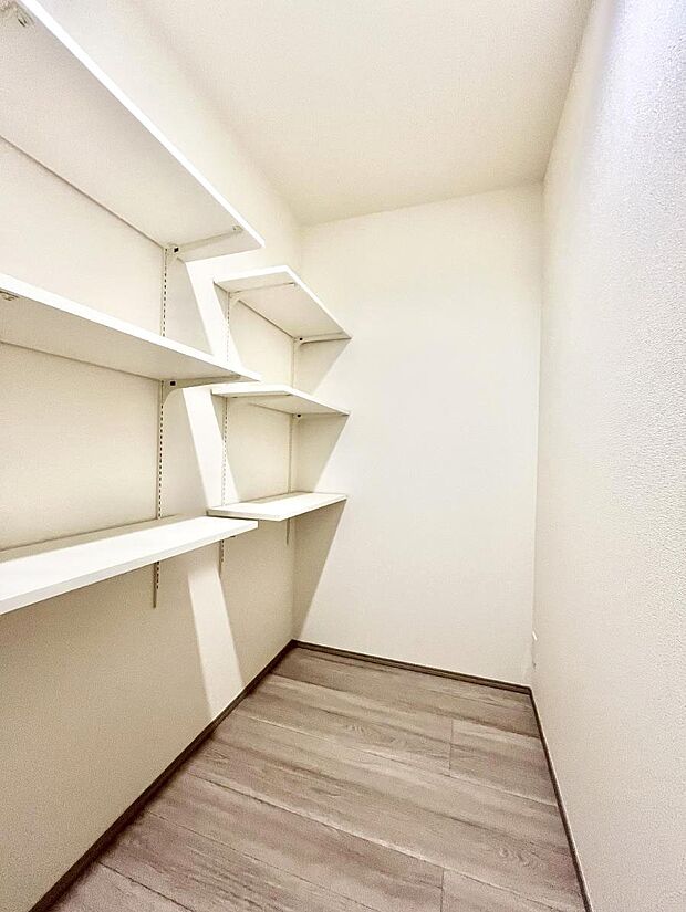 キッチンにはパントリー！食材のストックはもちろん、日用品の収納など使い方はいろいろ！