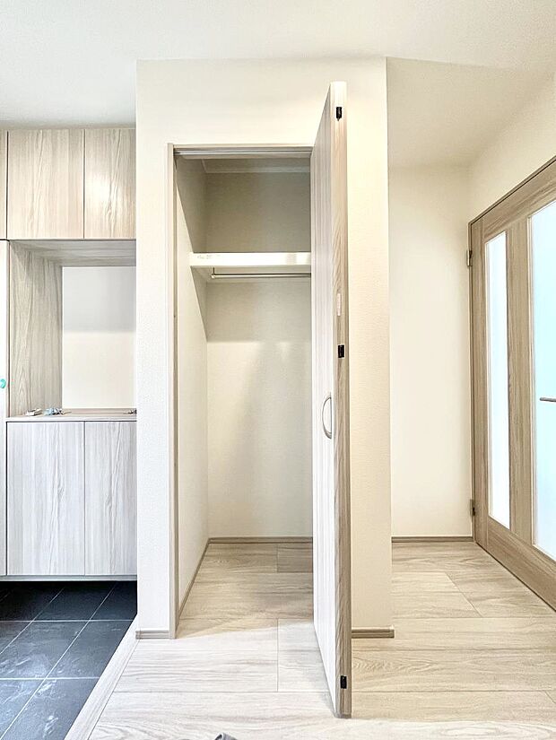 玄関ホール収納です。掃除道具やお出かけ用グッズの収納に便利です。