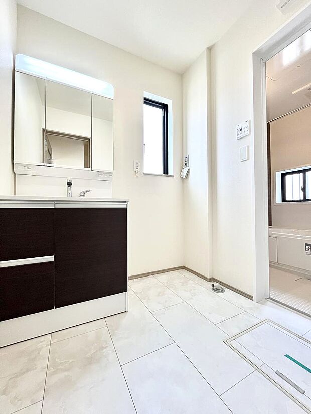 清潔感のある快適空間です。毎日の身支度も気持ち良くお使い頂けます。 