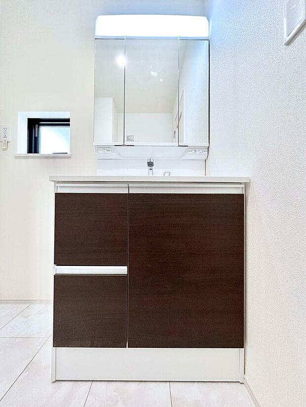 大きく見やすい三面鏡で清潔感ある洗面台は、身だしなみチェックや肌のお手入れにおすすめです。