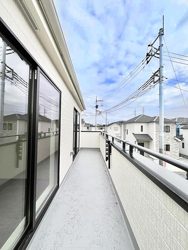 ゆったりバルコニーだから沢山お洗濯ものを干せます。