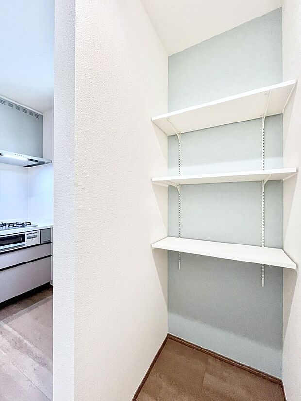 キッチンにはパントリー!食材のストックはもちろん、日用品の収納など使い方はいろいろ!