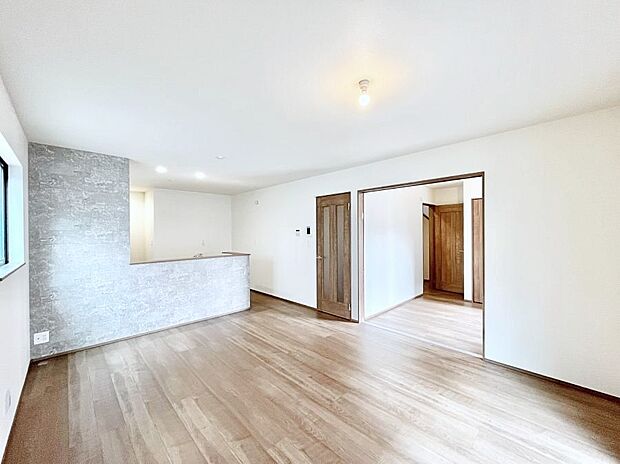 家族の笑顔が自然と生まれてくる、そんな雰囲気のダイニングに仕上がっています。