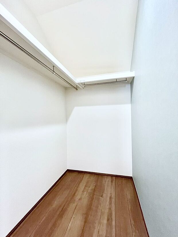 ウォークインクローゼット付きで生活空間を広く利用できます。