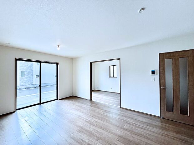 ◆C号棟◆~Living~ 飽きの来ないシンプルでおしゃれなLDK。大きな窓から日差しが差し込むので室内も明るく、家族の憩いの場としてピッタリです。開放感と日当たりの良さを是非ご覧ください!