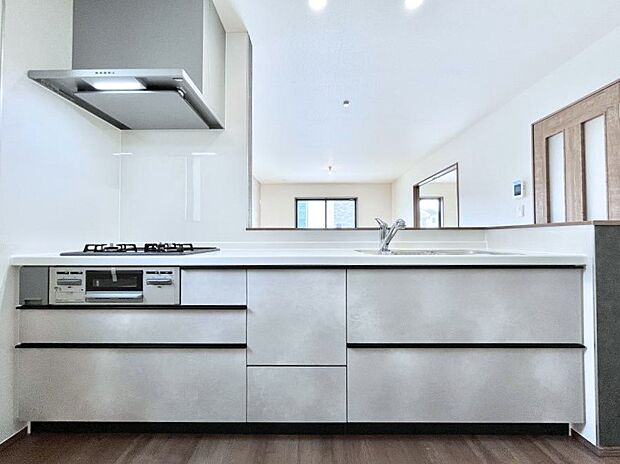 ◆C号棟◆~Kitchen~ 広くて使いやすいキッチンなら家族でいっしょに料理をつくったり、後片付けも手間なくできちゃいます♪収納もたっぷりあるので、いつもすっきりと清潔な印象を保てます。