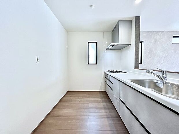◆C号棟◆~Kitchen~ 自然光が入る窓のあるキッチン☆毎日使う場所だからこそ、使い勝手を考慮しました。ゆったりとしたキッチンコーナーは質感豊かな仕上がりとなっております。