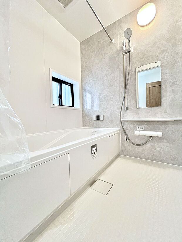 ◆C号棟◆~Bath Room~ 窓付きのバスルームは、採光もあり明るく気持ちの良い空間です。窓があることで、換気環境も良好。ゆったり寛げるバスルームで、毎日のバスタイムが楽しみになりそうです。