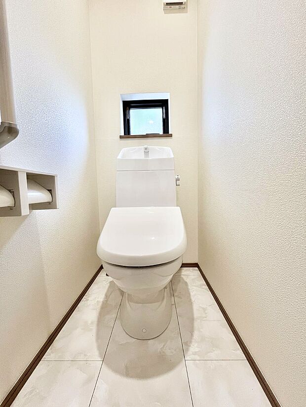 ◆C号棟◆~Toilet~ 綺麗・スッキリ・快適なウォシュレット付トイレでくつろげる空間です。採光もあり明るく、快適空間となっております♪毎日使う場所だからこその配慮です!