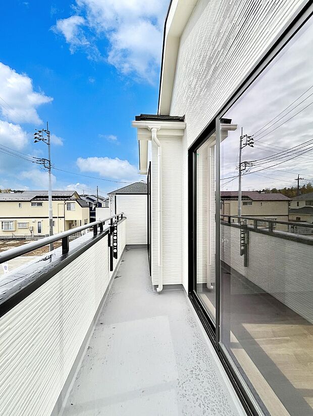 ◆C号棟◆~Balcony~ 南向きのバルコニーの前には雲以外に太陽を遮るものがありません。お洗濯物も乾きやすく、何より明るく気持ちのいい光が入ってきます。家族全員分の洗濯物も一気に干せます。