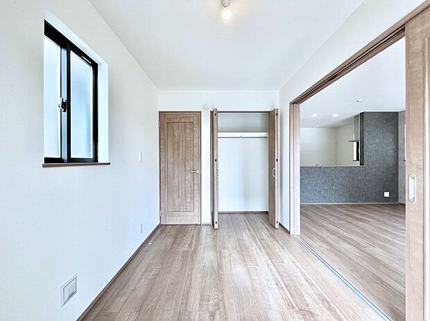 ◆C号棟◆~Bed Room~ マンションと違い部屋数が多いのが戸建てのメリットです。ご家族が増えたことで手狭に感じていた住まいも戸建てでは各居室プライバシーを保つことができます。