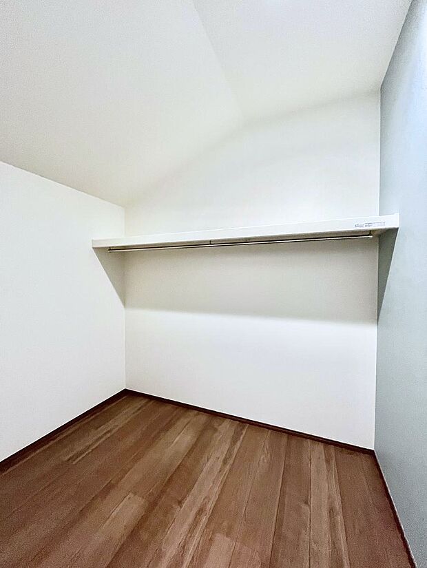 ◆C号棟◆~Walk-in Closet~ たくさんの洋服をかけてもシワになりにくいウォークインクローゼット。洋服以外にも、普段使わない家電やスーツケース、ストック品など何でも片付く嬉しい空間です。