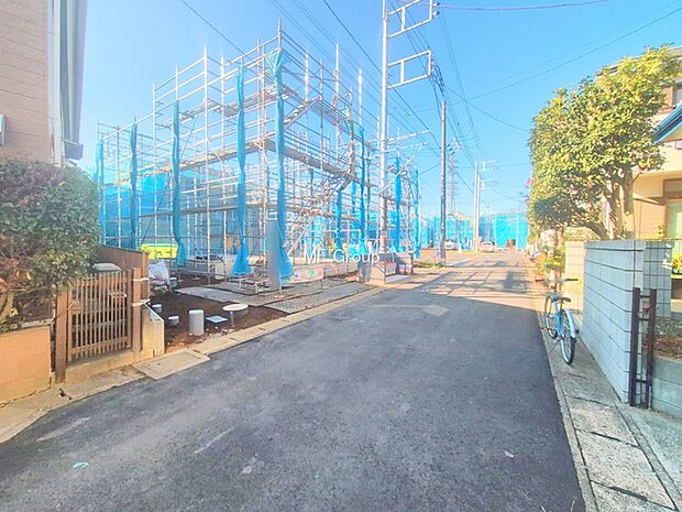 〜Exterior〜 前面道路は閑静な住宅地をはしる車通りの少ない道路。駐車の出し入れもらくらくです!ご不明点・現地見学のご希望は、お気軽にお問い合わせください!