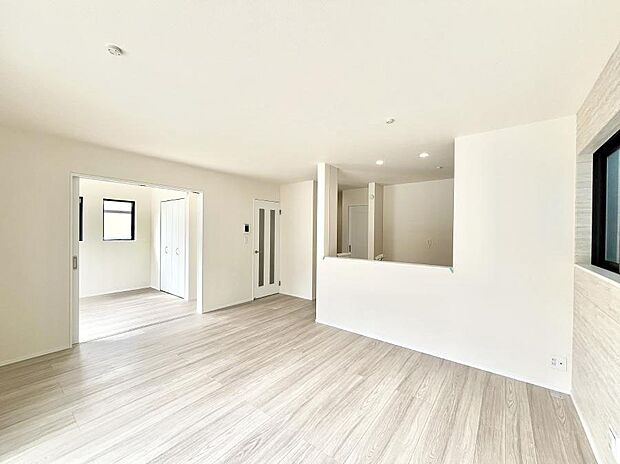 落ち着いた雰囲気のLDKは家族みんなの快適空間