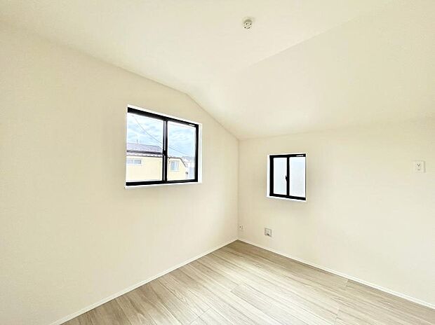 2面採光で気持ちよく自然光が取り入れられるのでお子様のお部屋にもピッタリ