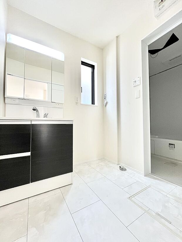 清潔感のある快適空間です。毎日の身支度も気持ち良くお使い頂けます。