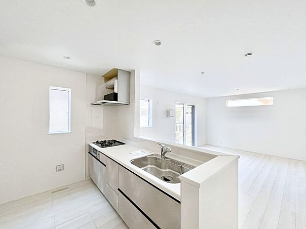 ◆2号棟◆~Kitchen~ 「さぁ今日は何を作ろう」こんなキッチンなら思いっきり料理ができちゃいます。キッチンからはリビングが一望できます。家族がつながるお家がここにございます。