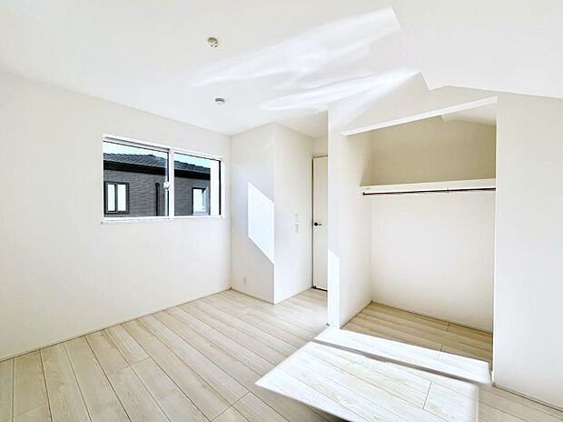 ◆2号棟◆~Bed Room~ 居室には収納クローゼットを完備!普段使いのお洋服や小物はもちろん、季節物のお洋服などもしっかりと整理整頓おしまい頂けます。 居室空間を広く使用できますね。