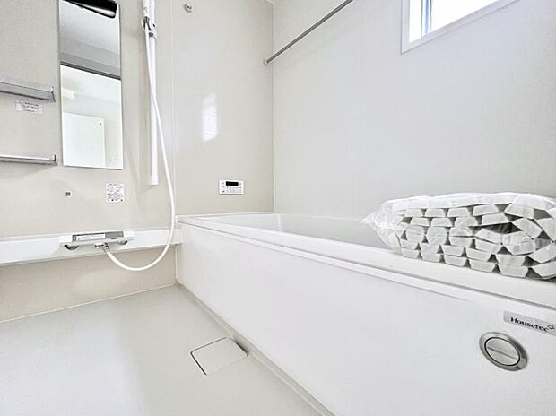 ◆2号棟◆~Bath Room~ 窓付きのバスルームは、採光もあり明るく気持ちの良い空間です。窓があることで、換気環境も良好。ゆったり寛げるバスルームで、毎日のバスタイムが楽しみになりそうです。