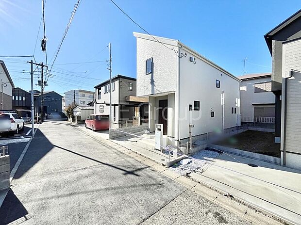 〜Exterior〜　前面道路は閑静な住宅地をはしる車通りの少ない道路。駐車の出し入れもらくらくです！ご不明点・現地見学のご希望は、お気軽にお問い合わせください！