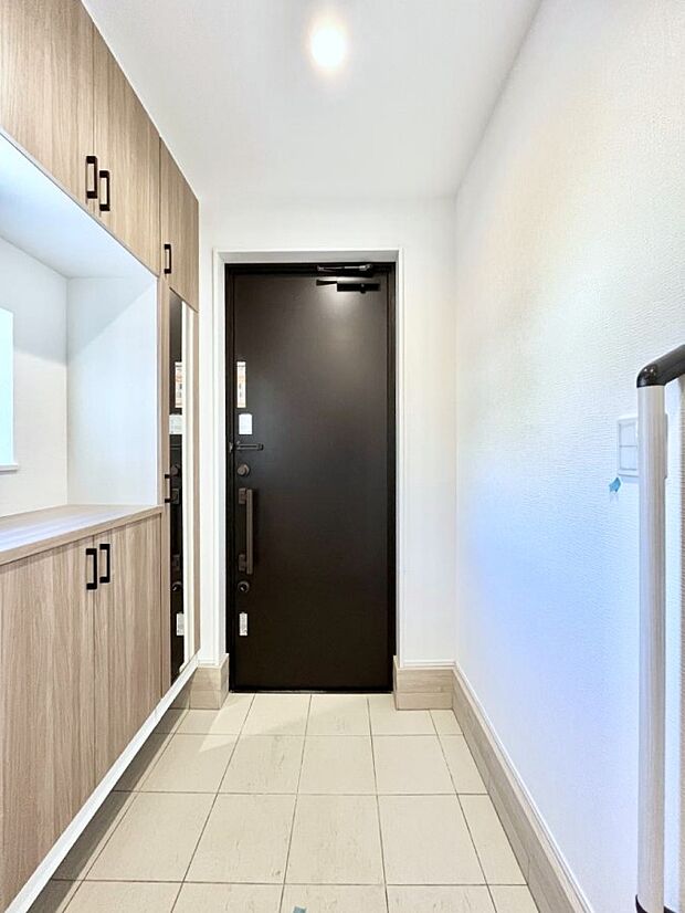 ◆1号棟◆〜Entrance〜　家の中でお客様を迎える最初の場所である玄関は、家の印象そのものです！豊富な玄関収納で、常に綺麗に保つことが出来ます♪玄関にはたっぷり収納の下駄箱を完備！