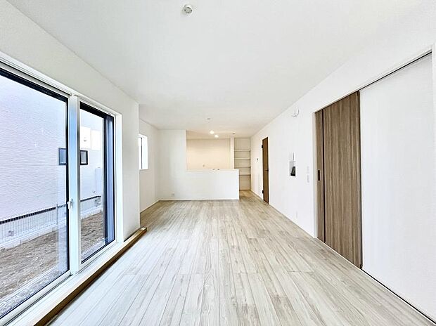 ◆1号棟◆〜Living〜　飽きの来ないシンプルでおしゃれなLDK。大きな窓から日差しが差し込むので室内も明るく、家族の憩いの場としてピッタリです。開放感と日当たりの良さを是非ご覧ください！