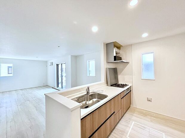 ◆1号棟◆〜Kitchen〜　「さぁ今日は何を作ろう」こんなキッチンなら思いっきり料理ができちゃいます。キッチンからはリビングが一望できます。家族がつながるお家がここにございます。