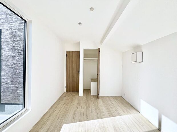 ◆1号棟◆〜Bed Room〜　マンションと違い部屋数が多いのが戸建てのメリットです。ご家族が増えたことで手狭に感じていた住まいも戸建てでは各居室プライバシーを保つことができます。