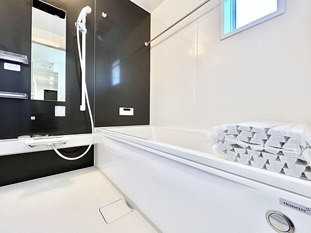 ◆1号棟◆〜Bath Room〜　窓付きのバスルームは、採光もあり明るく気持ちの良い空間です。窓があることで、換気環境も良好。ゆったり寛げるバスルームで、毎日のバスタイムが楽しみになりそうです。