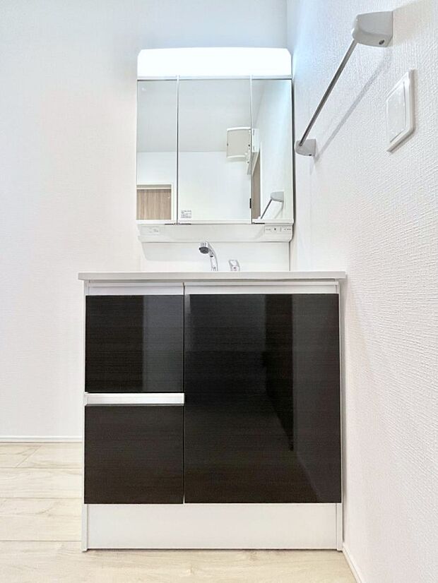 ◆1号棟◆〜Dressing Room〜　十分な大きさの洗面台は収納もさる事ながら、身だしなみチェックや歯磨きなど、朝の慌ただしい時間でもホテルライクなスペースで余裕とゆとりを感じて頂けます。