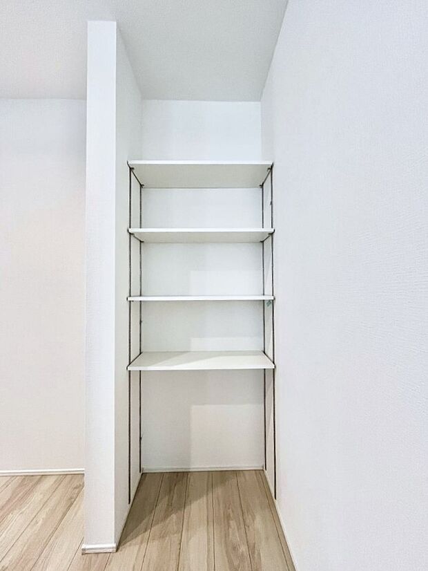 ◆1号棟◆キッチンにはパントリー！食材のストックはもちろん、日用品の収納など使い方はいろいろ！